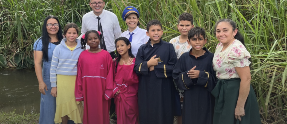 Niña venezolana invita amigos y lleva a cuatro al bautismo en Roraima